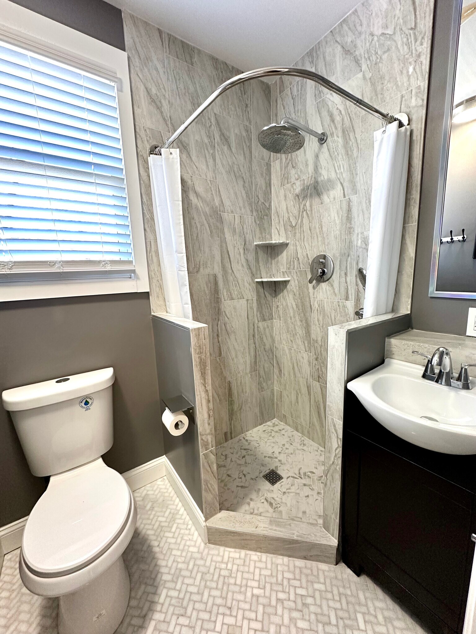 Shared Bathroom - 512 Mellon St SE