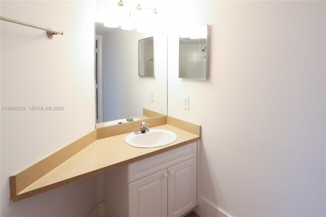 Building Photo - 520 SE 5 Ave