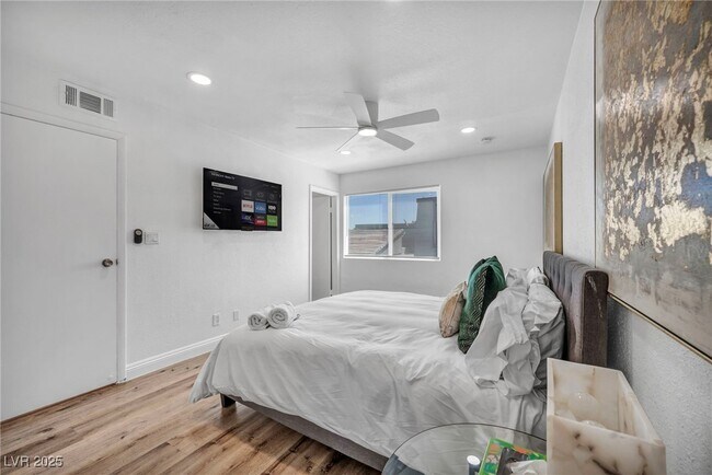 Building Photo - 1453 Santa Anita Dr
