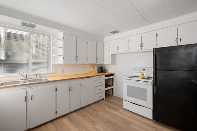 Building Photo - 52ND Street Apartments