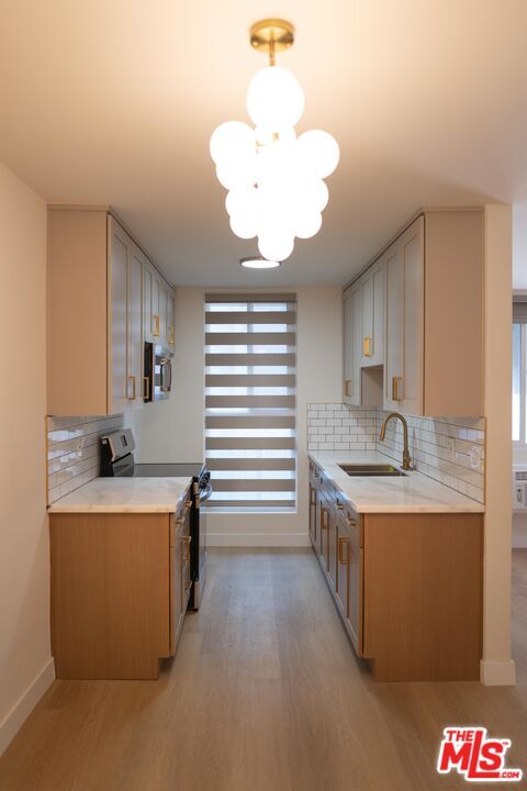 Building Photo - 860 S Kingsley Dr