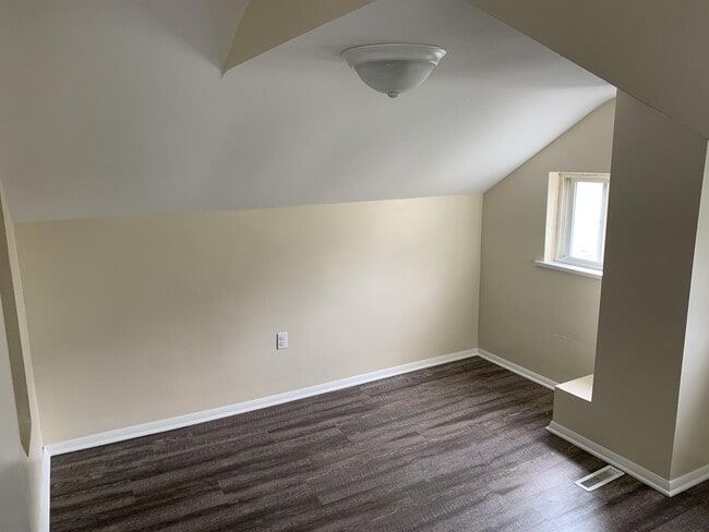 Building Photo - 555 New Alexandria Rd