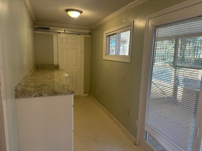 Building Photo - 1004 School St