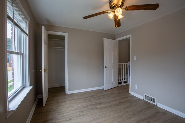 Building Photo - Charming 2 BR/1 Townhome in Brooklyn Park!