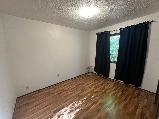 Building Photo - 3 Bedroom Home