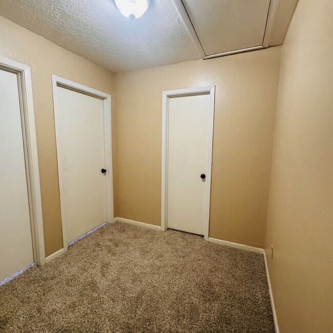 Building Photo - Spacious 3 Bedroom, 2.5 Bathroom Townhome in West End Beaumont