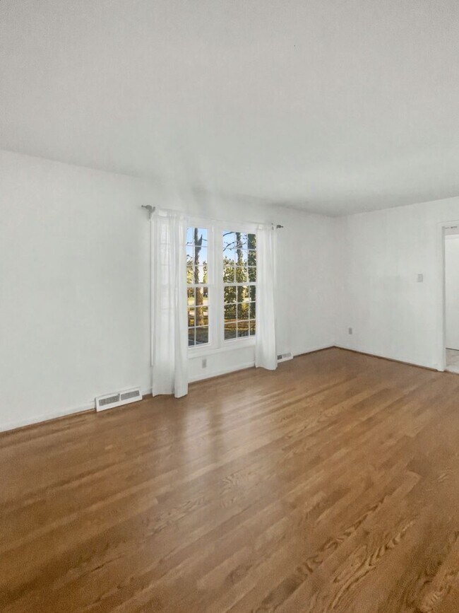 Building Photo - Charming Brick Ranch Home in Woodlea Acres