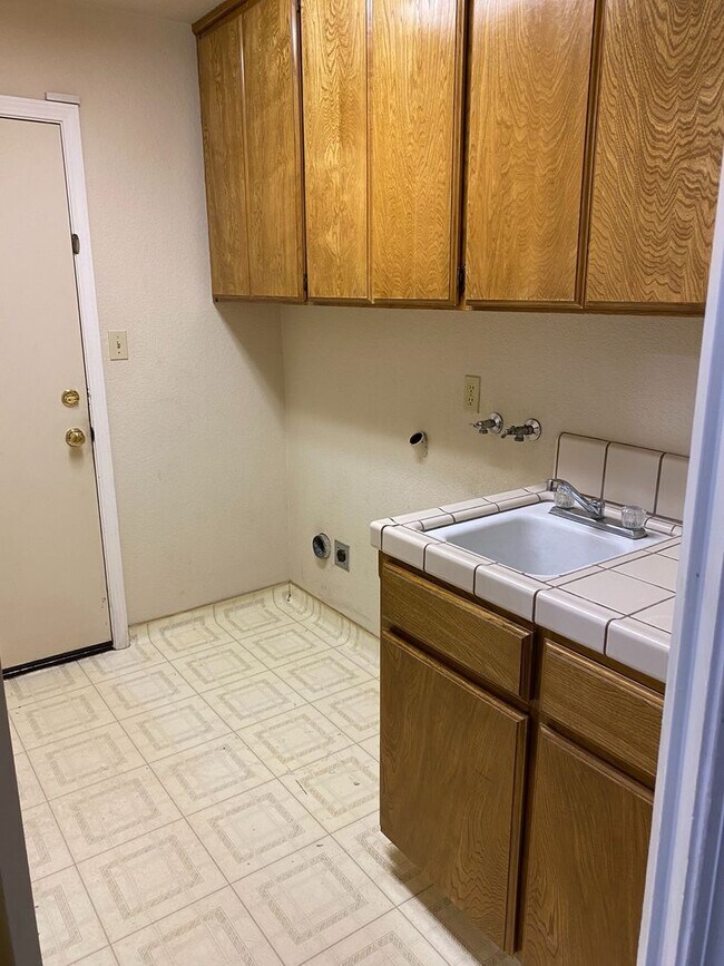 Building Photo - 2648 Alder Glen Dr