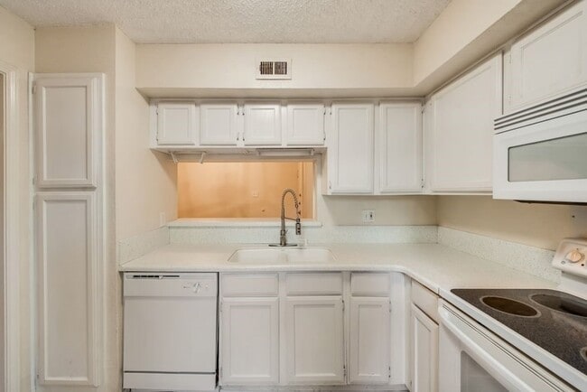 Building Photo - 336 Melrose Dr