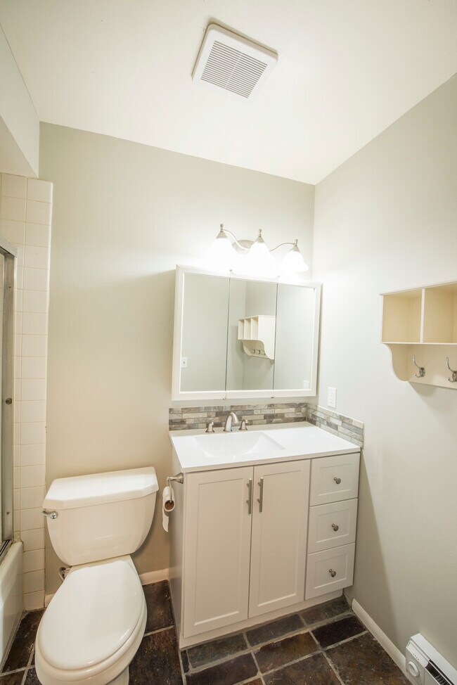 Building Photo - 2562 Thorndyke Ave W