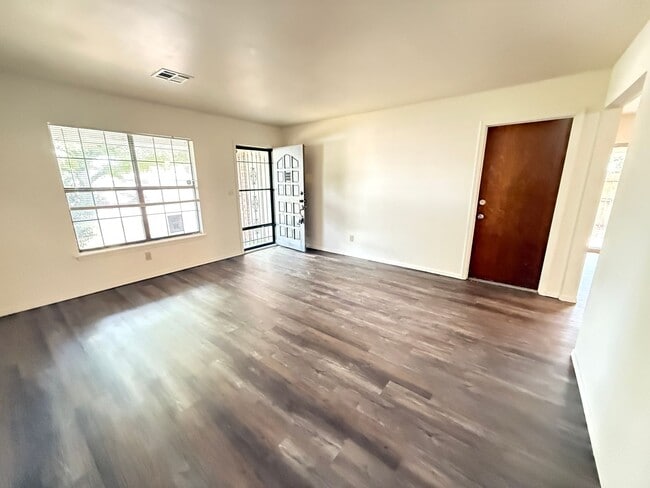 Building Photo - Three bedroom duplex with vinyl flooring. ...