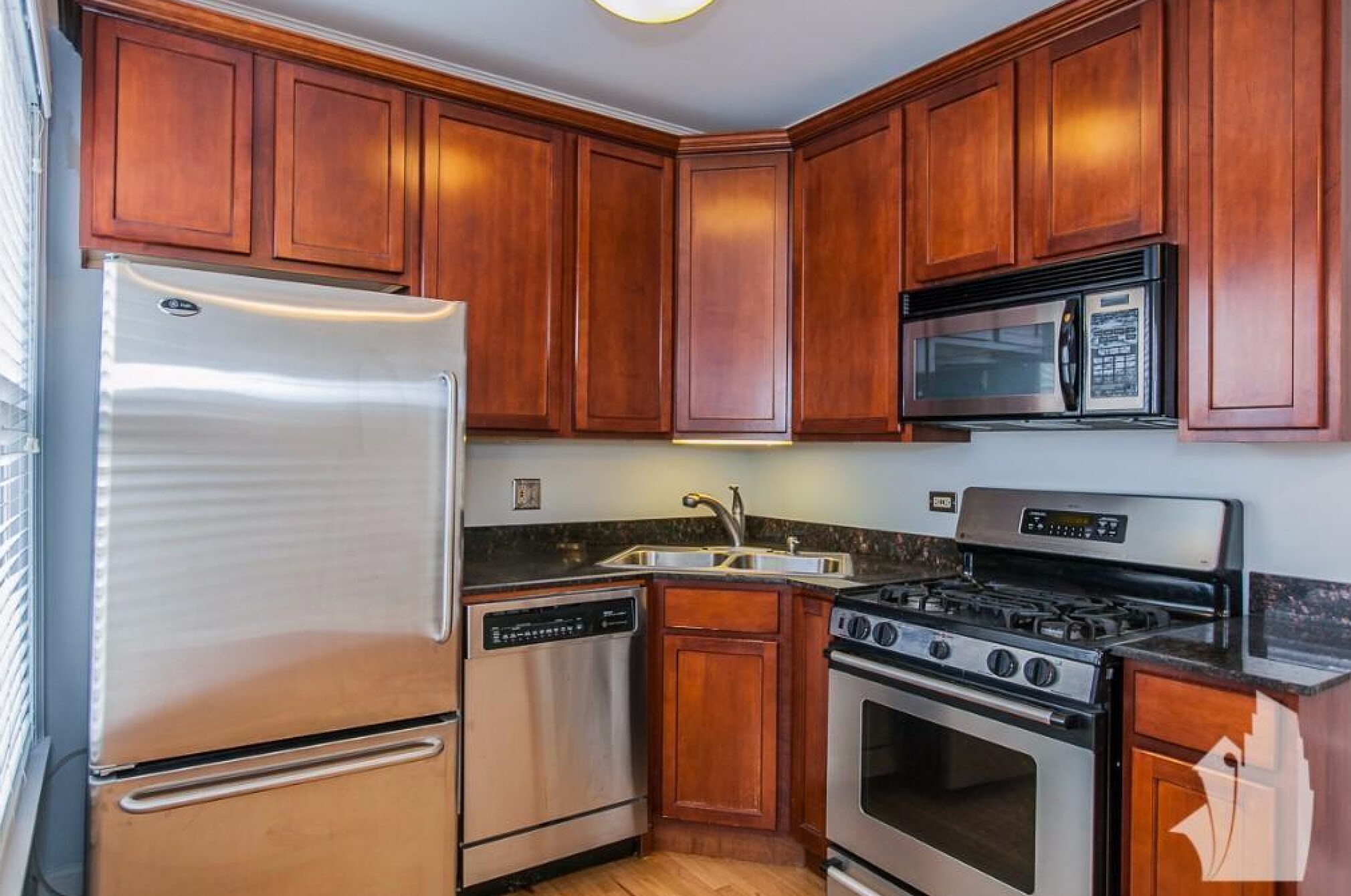 Building Photo - 628 W Roscoe St