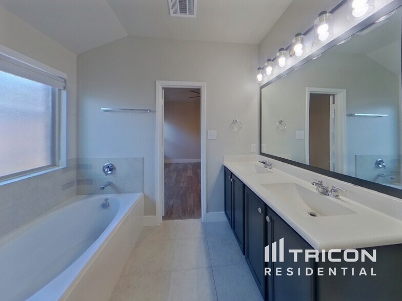 Building Photo - 1025 N Churchill Dr