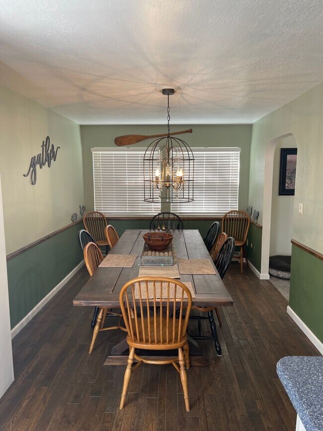 Building Photo - Quiet 4Bd 2Ba home avail. for a 3-5 month Seasonal Lease! Avail. Call and inquire today!