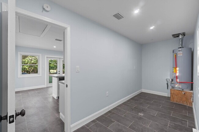Building Photo - 19 Eglin St