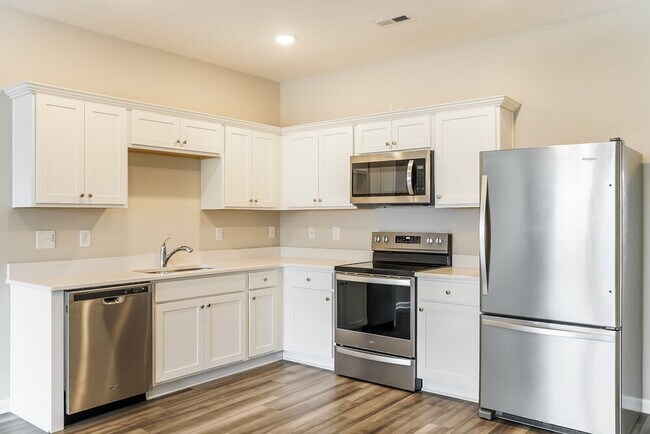 Building Photo - 561 Landing View Dr