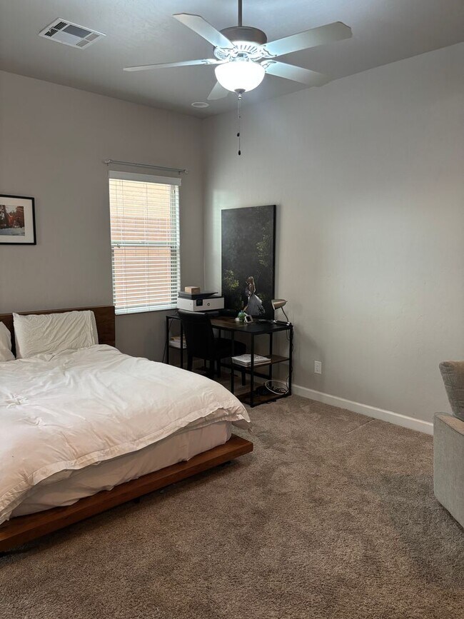 Building Photo - Charming 4 Bedroom 2.5 bath house in a Gat...