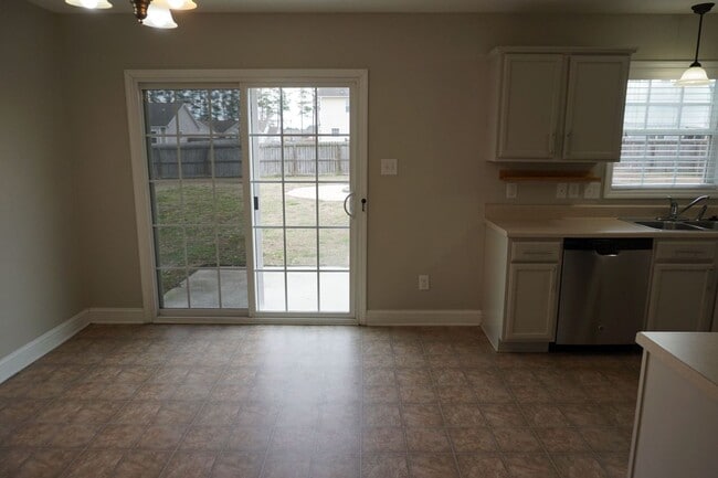 Building Photo - 3 Bedroom 2.5 Bathroom home located in Rogers Farm in Hubert!