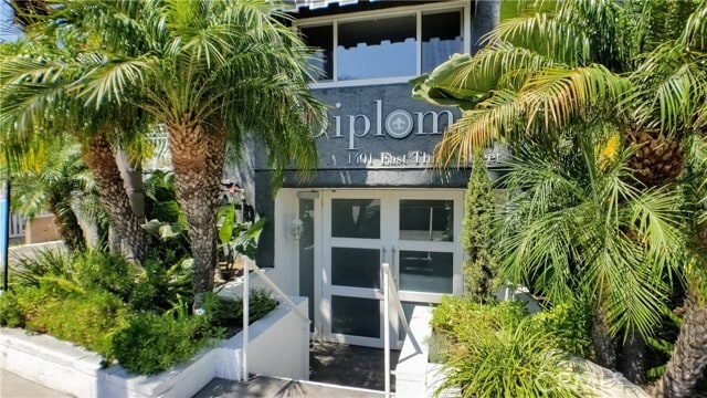 Building Photo - 1401 E 3rd St