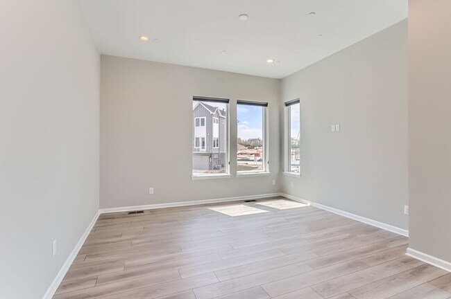 Building Photo - 676 Saddle Dr
