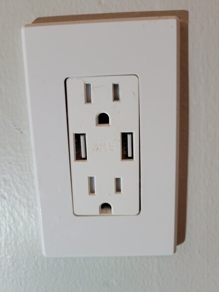 USB Recepticals - 5222 N 20th St