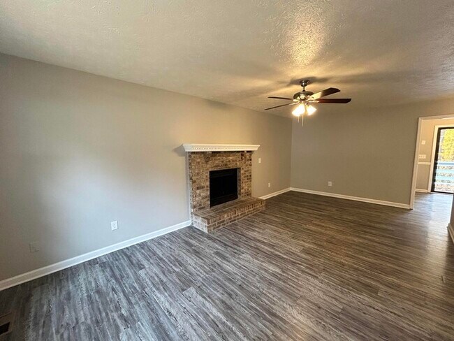 Building Photo - Stunning 3 bed / 2 bath home | Available now!