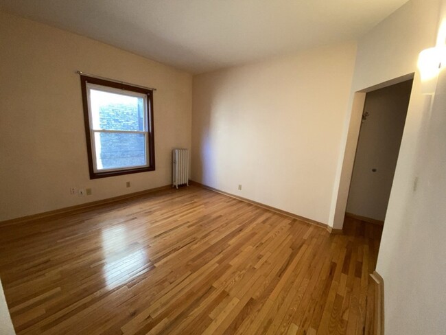 Building Photo - 1 Bed 1 Bath - Lowry Hill - 5 Blocks from ...