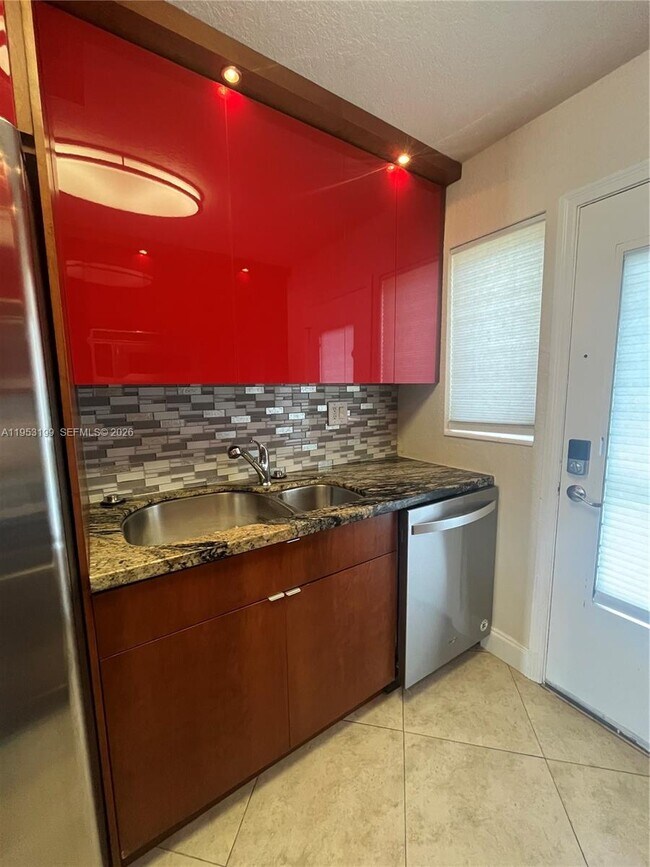 Building Photo - 3923 NE 166th St