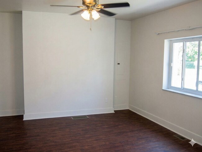 Building Photo - Luxury College Rental - South Side Flats