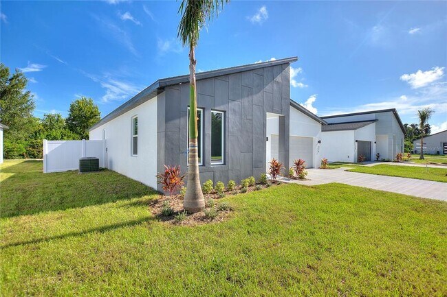 Building Photo - 326 Royal Palm Wy