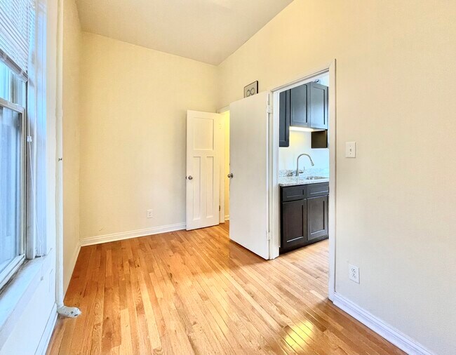Building Photo - 1629 S Throop St