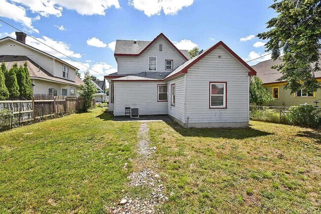 Building Photo - Inviting 4 Bed, 2 Bath in GU District!