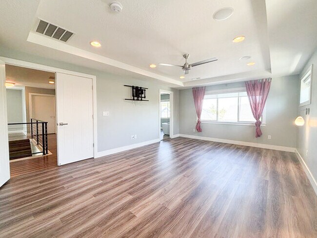 Building Photo - Luxury 5-Bedroom Rental with Pool, Finishe...