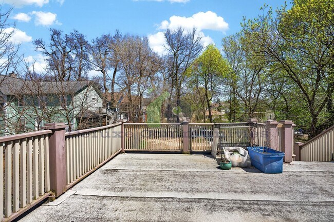 Building Photo - 410 Eastern Ave SE