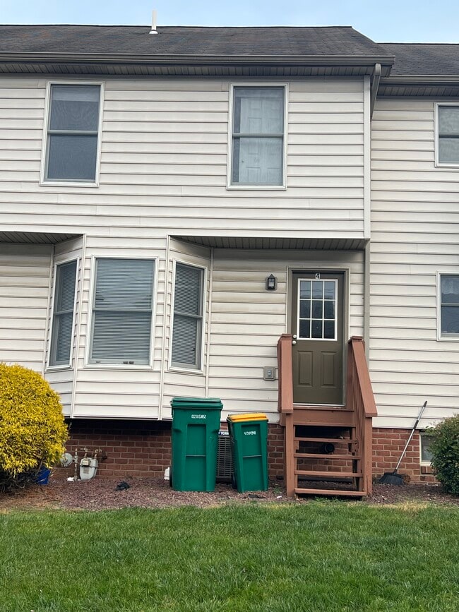 Primary Photo - 4 N Locust St