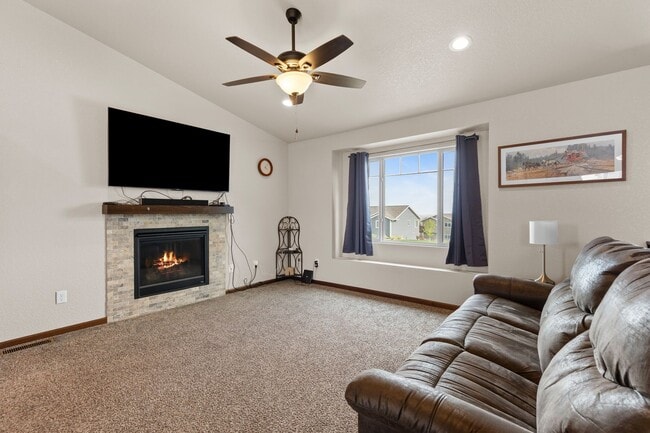 Building Photo - 4 BED | 3 BATH | DOUBLE GARAGE | RAPID VALLEY