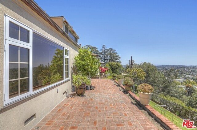 Building Photo - 2675 Glendower Ave
