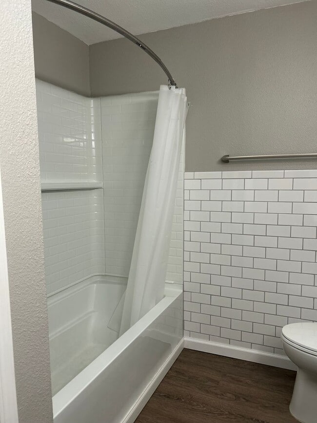 Building Photo - Century 21 Gold Rush - 3 bed, 1 bath (Fair...