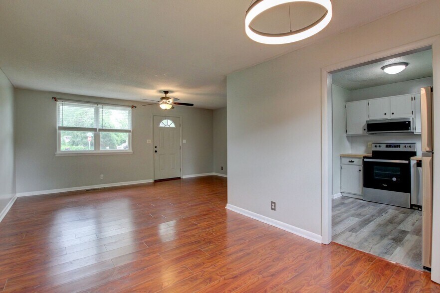 Building Photo - 729 Welsey Dr
