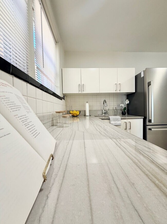 Building Photo - 5308-5308 Jamieson Ave