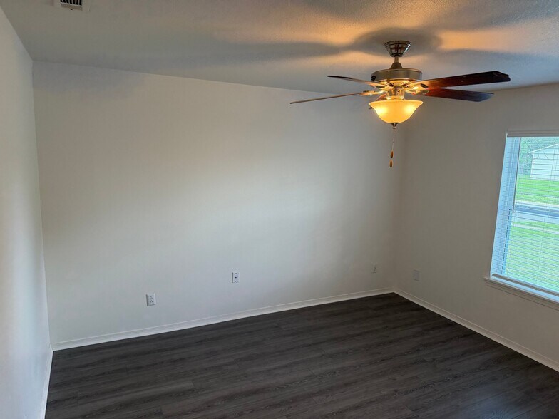 Building Photo - 1375 N Carriage Way