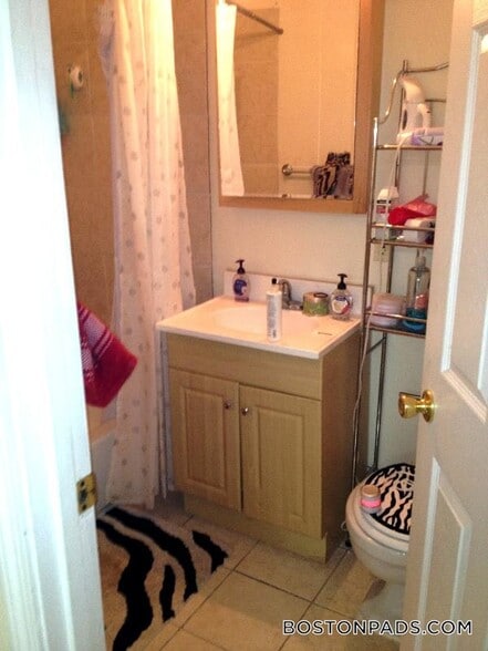 Building Photo - 879 Beacon St