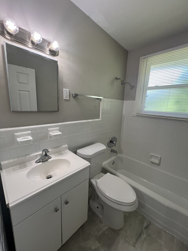 Building Photo - 117 Bayview Dr