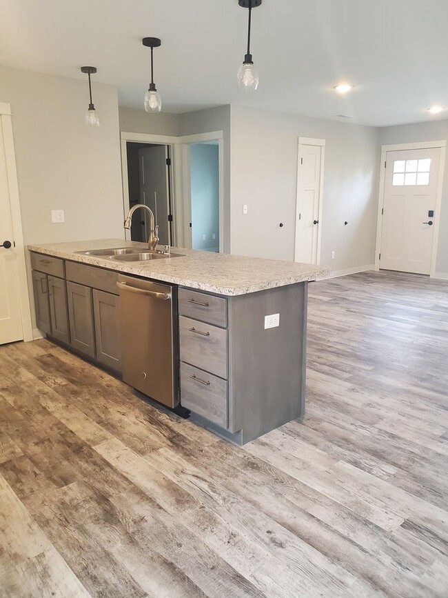 Building Photo - 4 bedroom/ 2 bath Home