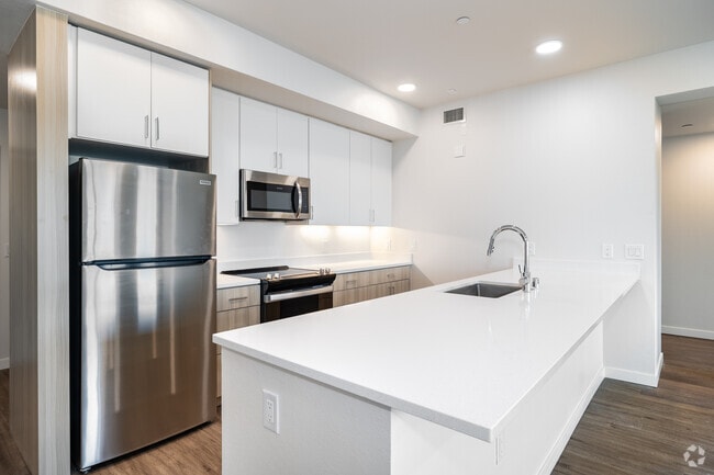 2BR, 2BA - 1,045SF - Kitchen - West Holden Place