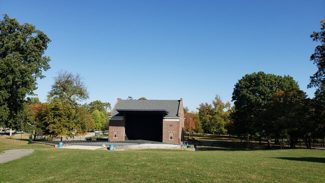 Building Photo - Historic Garfield Park Neighborhood Charmer!