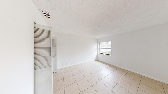 Building Photo - 1580 Montauk Dr
