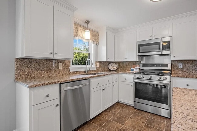 Building Photo - Welcome to the home of your dreams! This g...