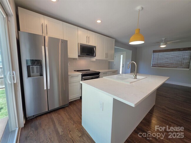 Building Photo - 3433 Draper Ave