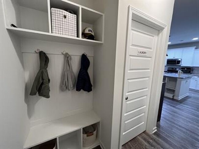 Building Photo - Beautiful 4-Bedroom Home with Office, Bonu...